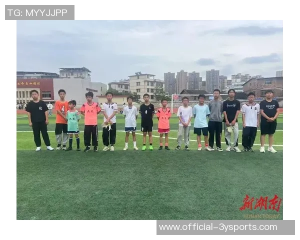 校长亲临足球赛现场激励学生展现拼搏精神与团队合作的精彩瞬间